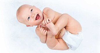 Dieta v plneke sa pokojne usmieva.