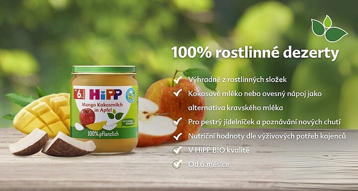 Na dřevěné ploše je umístěna sklenice s dětskou výživou s etiketou v cizím jazyce, obklopená ovocem, vpravo od ní je seznam vlastností.