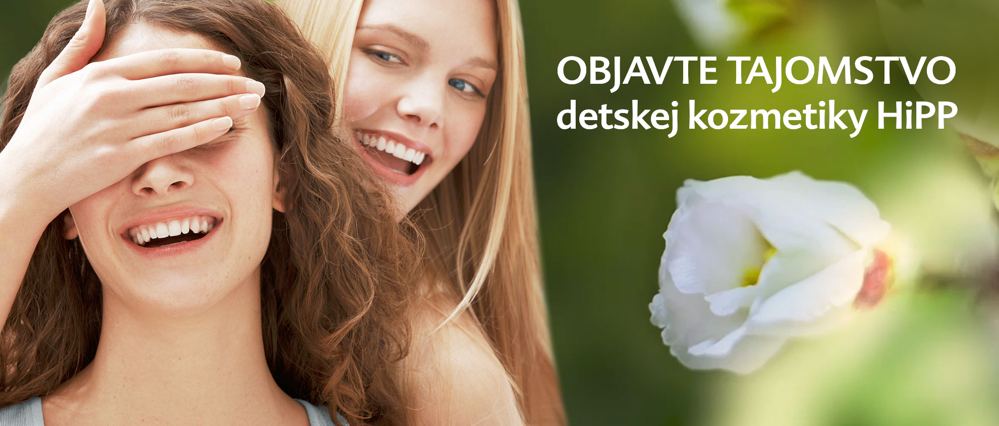 Dvě ženy, z nichž jedna zakrývá oči druhé, s bílou květinou v pozadí a textem v cyrilici.