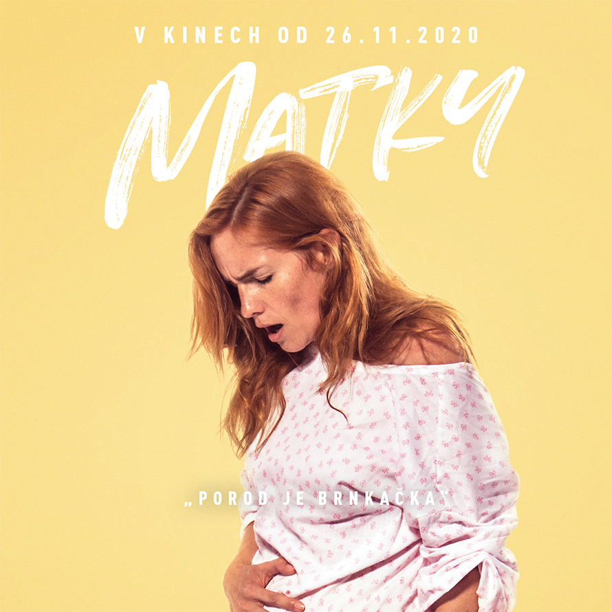 Na žlutém pozadí s bílým textem je zobrazena žena v růžové vzorované košili.