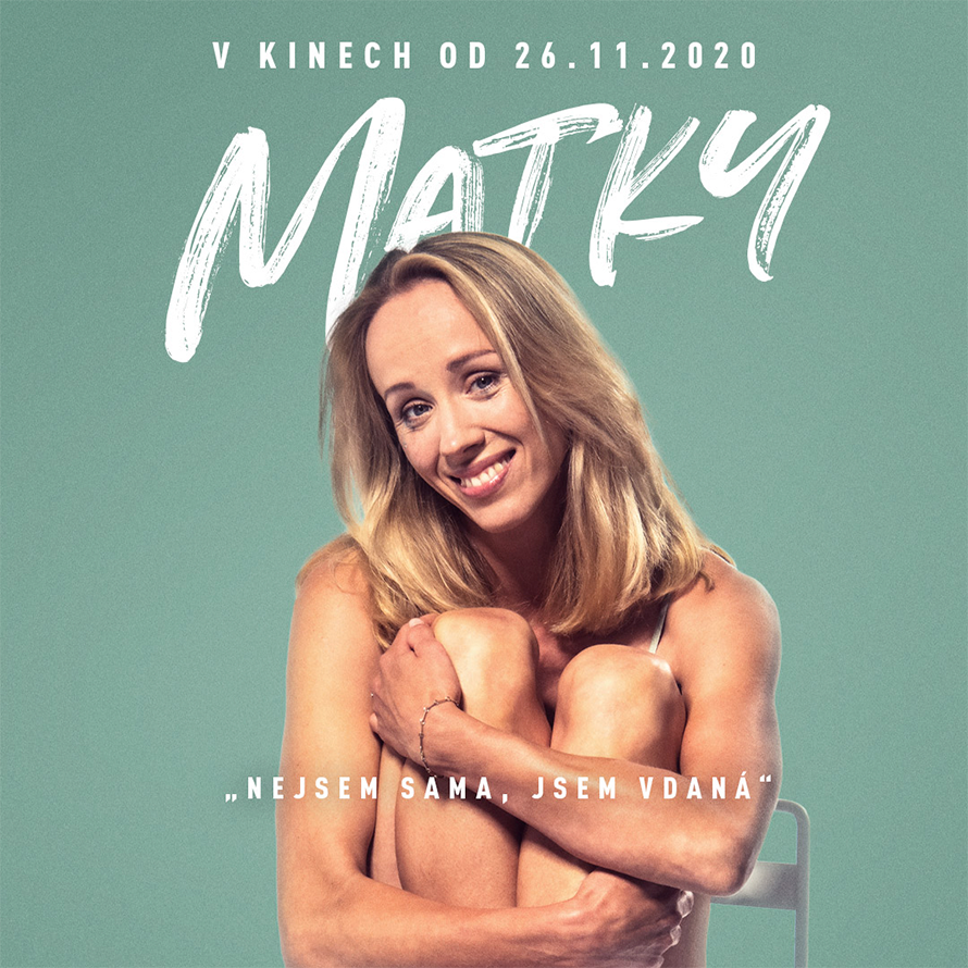 Žena s blond vlasy, usmívající se, v topu bez ramínek, sedící na čajovém pozadí s bílým textem.