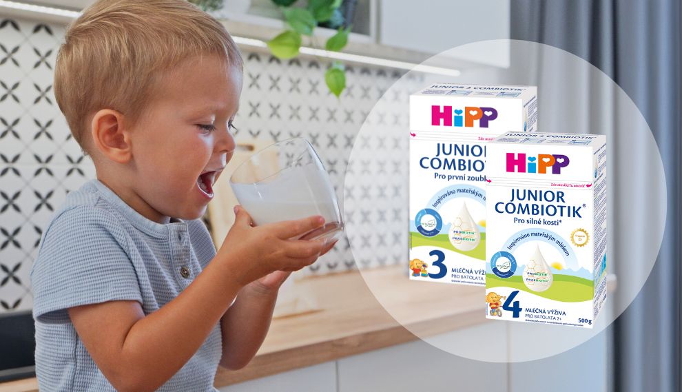 Mladý chlapec pije ze sklenice, v pozadí dvě krabice Hipp Junior Combiotik.