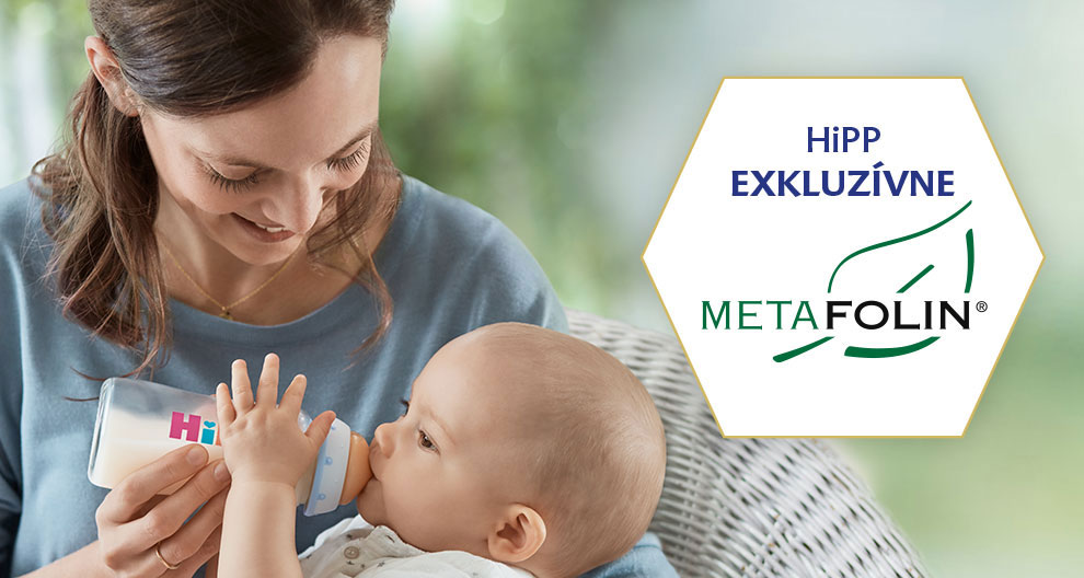 Žena kŕmi dieťa fľašou, zatiaľ čo šesťuholníková etiketa propaguje "HiPP EXKLUZIVNE META FOLIN®".