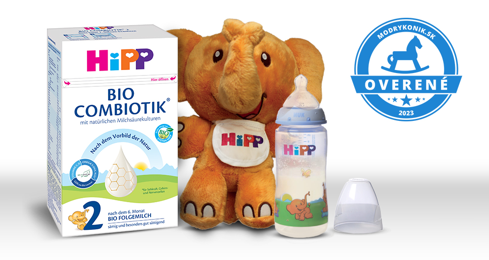Krabica detskej výživy Hipp, plyšová hračka sloník, dojčenská fľaša s modrým uzáverom a modrý odznak s logom hojdacieho koníka.
