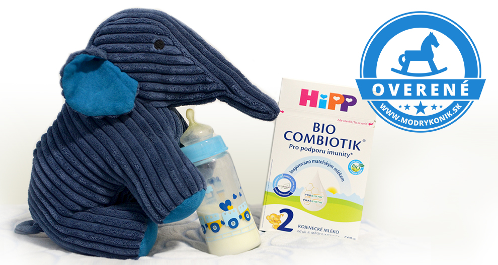 Plyšový sloník drží dojčenskú fľašu, vedľa ktorej je škatuľa dojčenskej výživy Hipp Bio Combiotik Stage 2.