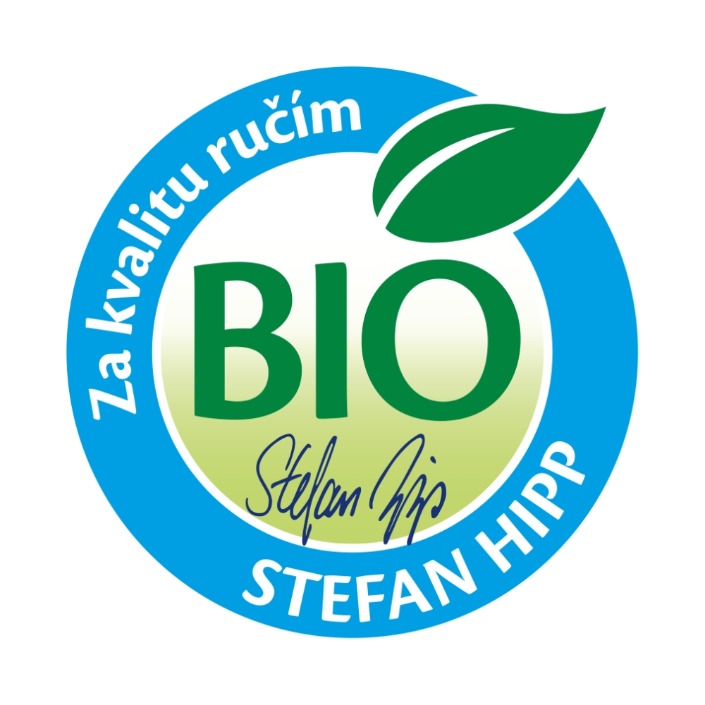 Kruhové logo s nápisom "BIO" v strede, obklopené modrým kruhom, so zeleným listom v pravom hornom rohu a nápismi "Za kvalitu ručím" a "Stefan Hipp" v dolnej časti.