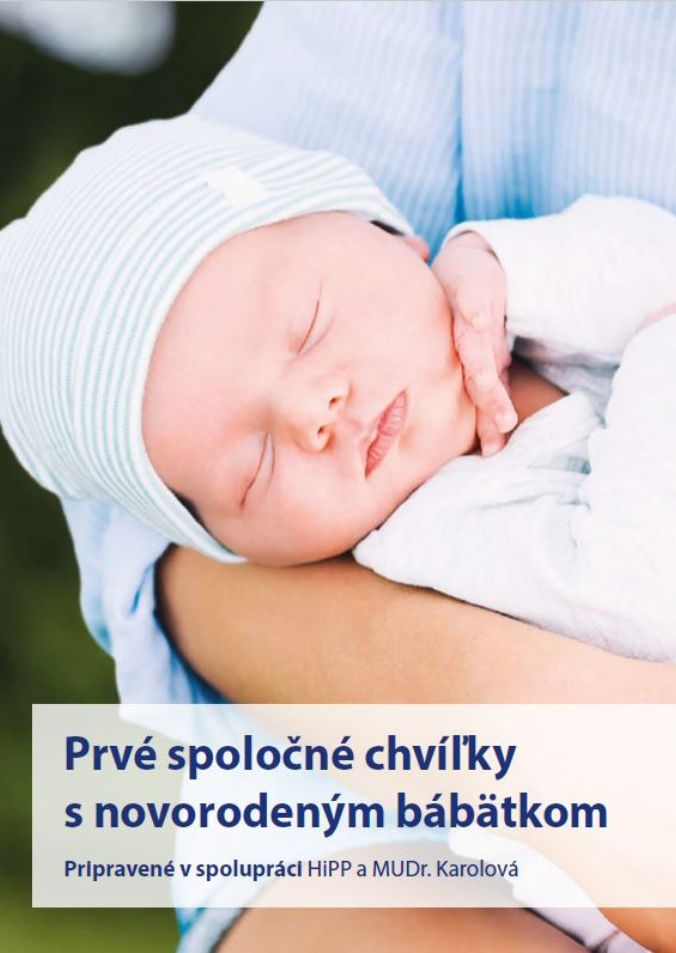 Detailný záber na tvár novorodenca v pruhovanej čiapočke s textom v cudzom jazyku.
