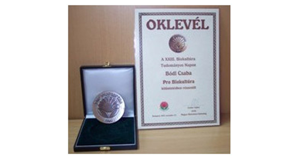 Certifikát a medaila sú vystavené vo vitríne.