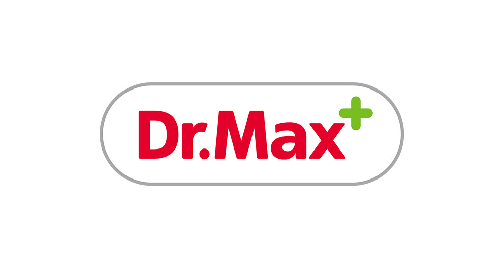 Logo s textom "Dr. Max" napísaným tučným červeným písmom a zeleným znamienkom plus.