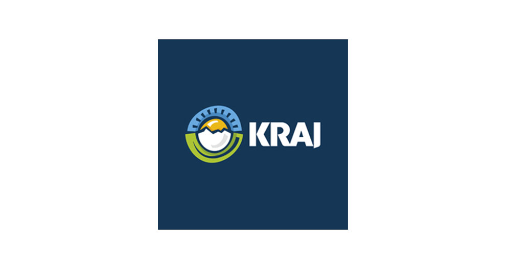 Logo s nápisom "KRAJ" napísaným bielymi písmenami na modrom pozadí, doplnené štylizovanou grafikou slnka za horou.